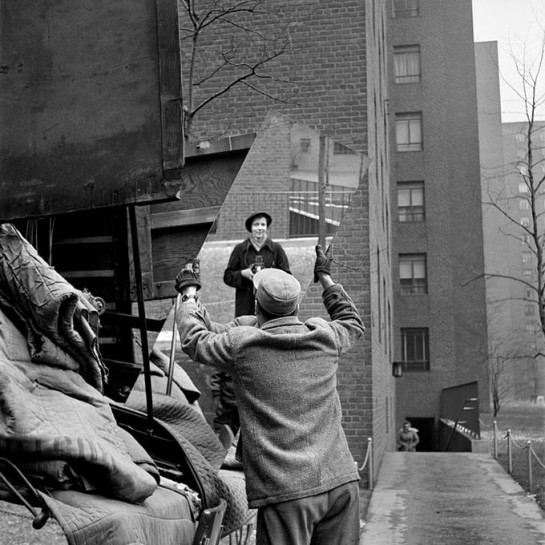 Vivian-Maier-Man-with-mirror-self-portrait-big-postbit-2260